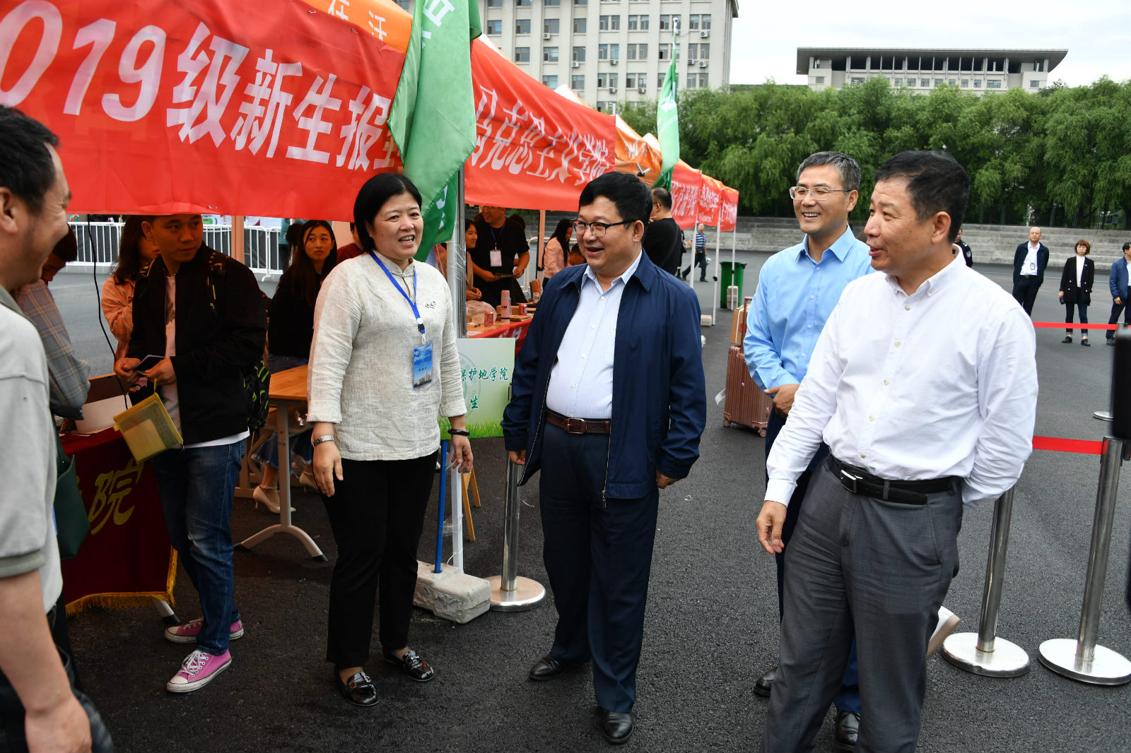学校领导深入各学院迎新场地走访慰问 学校领导深入各学院迎新场地走访慰问